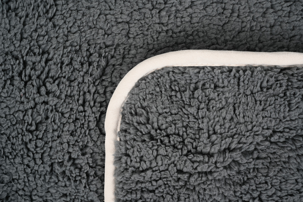 AniOne Hundedecke, dunkelgrau, für alle Hundegrößen, weiches Material, Komfort+Wärme, ideal für Körbchen, Böden, Auto.