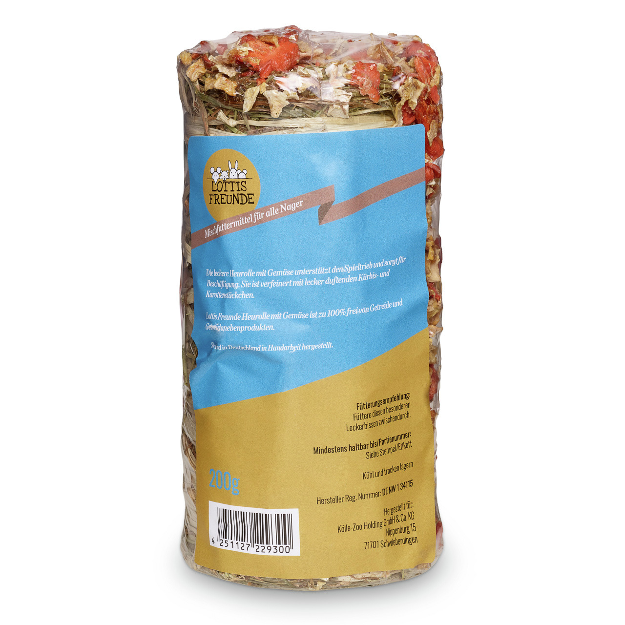 Das Bild zeigt das Produkt „Lottis Freunde Heurolle mit Gemüse“, ein Mischfuttermittel für Nager. Die Zielgruppe sind Kleintiere wie Kaninchen und Meerschweinchen. Die Geschmacksrichtung ist Gemüse mit Kürbis- und Karottenscheiben. Die Verpackung enthält 
