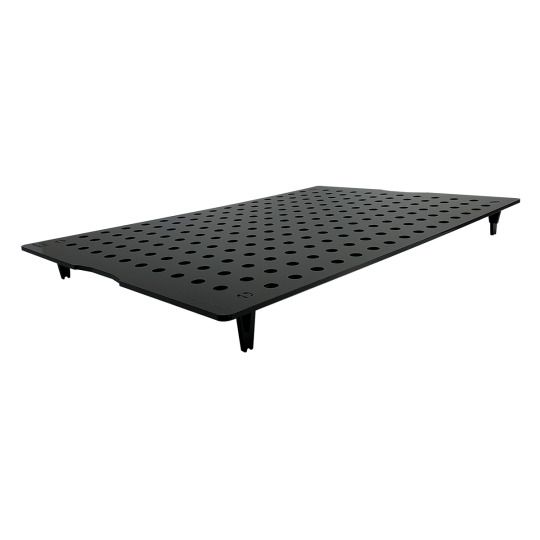 Das Bild zeigt das Produkt "Fauna Marin Frag Rack", ein schwarzes, rechteckiges Korallenhalterungsregal mit zahlreichen runden Löchern zur sicheren Platzierung von Korallenablegern. Es besteht aus robustem Material und ist für Aquarienliebhaber konzipiert