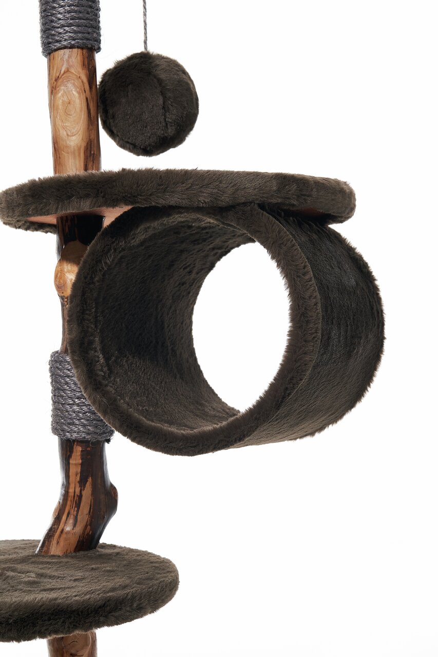 Nobby Kratzbaum für Katzen, dunkelbraune Plüsch-Liegeröhre, Sisal-Holzsäule, Kugel-Spielzeug, ideal für Spiel, Ruhe & Krallenpflege.