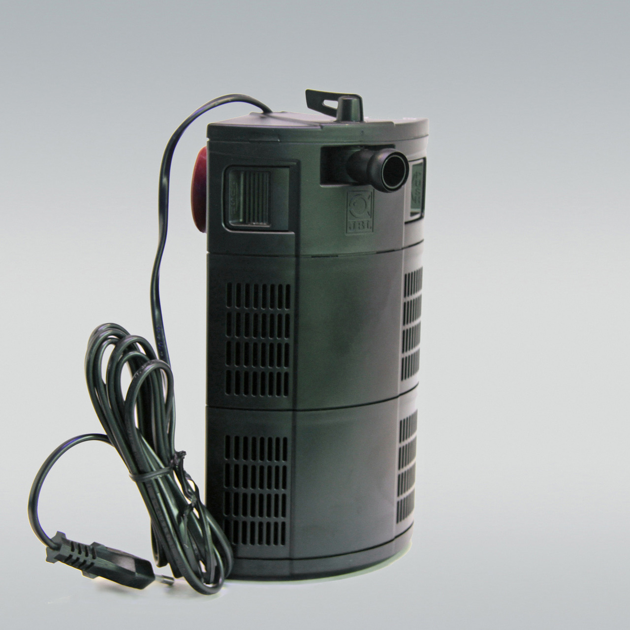 Das Bild zeigt den JBL CristalProfi i80 greenline Innenfilter, ein hochwertiges Produkt für die Aquaristik. Der schwarze Filter ist zylindrisch geformt und verfügt über Lüftungsschlitze sowie einen Anschluss für die Wasserzirkulation. Ein Stromkabel ist s