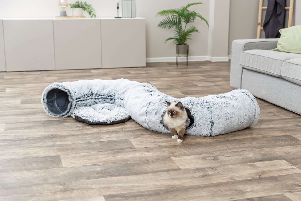 TRIXIE Spieltunnel für Katzen, grau, flauschig, ideal zum Spielen und Verkriechen, mit integrierter Liegefläche.