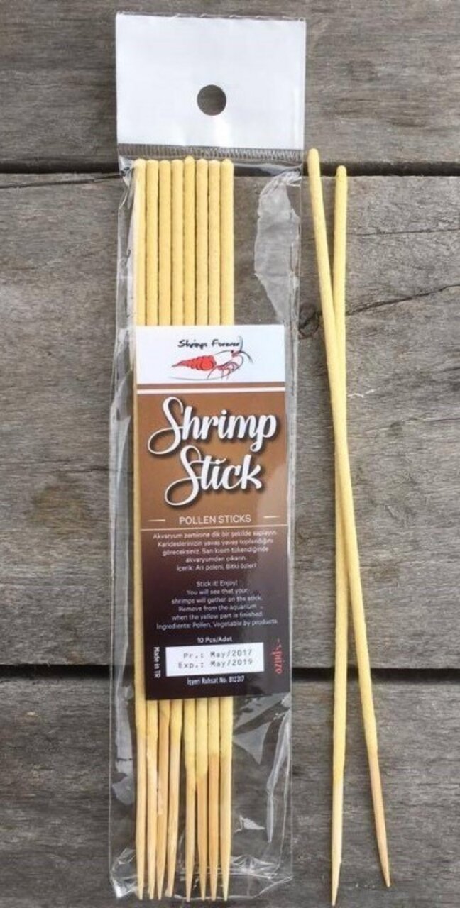 Das Bild zeigt eine Verpackung der Marke "Shrimp Forever" mit dem Produktnamen "Shrimp Stick Pollen Sticks". Zielgruppe sind Garnelenhalter, die ihre Tiere mit hochwertigem Futter versorgen möchten. Die Geschmacksrichtung basiert auf Pollen. Die Verpackun