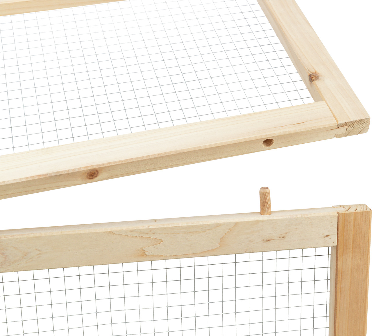 Das Bild zeigt ein rechteckiges Gitterelement aus Holz und Metall der Marke TRIXIE, geeignet für Kleintiere wie Kaninchen oder Meerschweinchen. Es handelt sich um ein Erweiterungselement für Gehege, das eine sichere und stabile Umzäunung bietet. Die Holzr