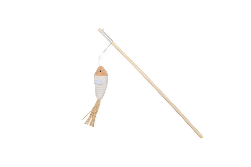 Beeztees Spielangel mit Fisch, Spielzeug für Katzen, Holzstab mit Stofffisch & Fransen, fördert Spieltrieb & Bewegung.