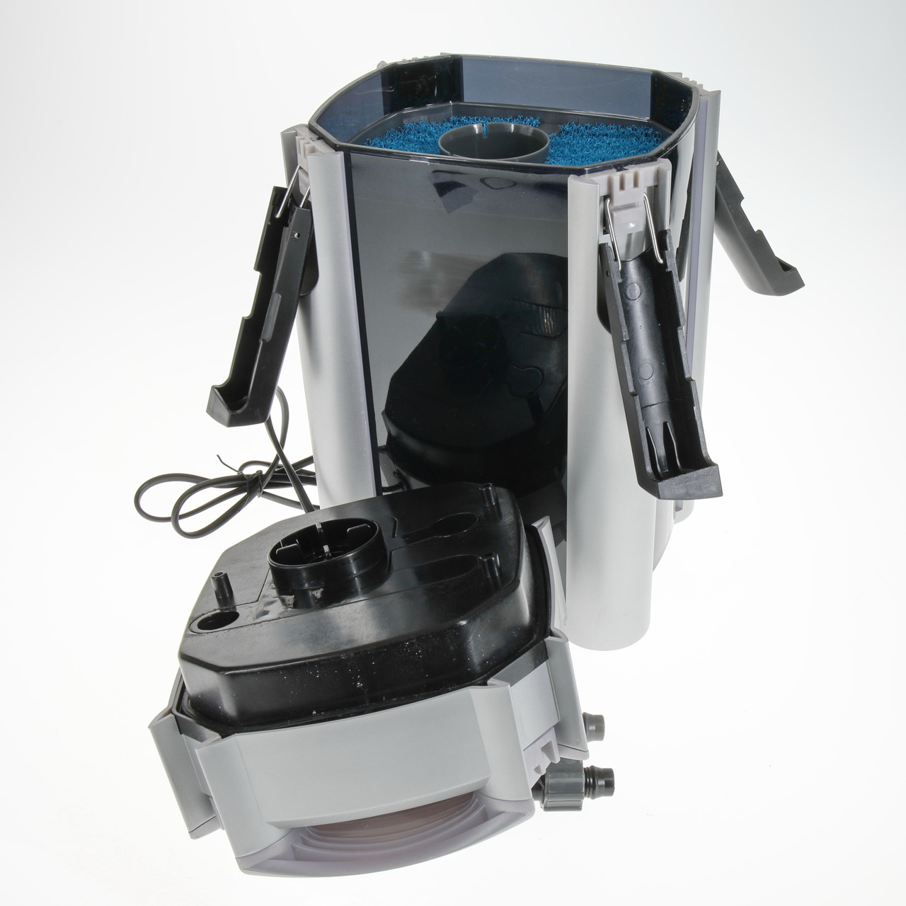 Das Bild zeigt den JBL CristalProfi e902, einen leistungsstarken Außenfilter für Aquarien. Der Filter ist für Süß- und Meerwasseraquarien geeignet und bietet eine effiziente Wasserreinigung. Er ist ideal für Aquarienbesitzer, die eine leise und energieeff