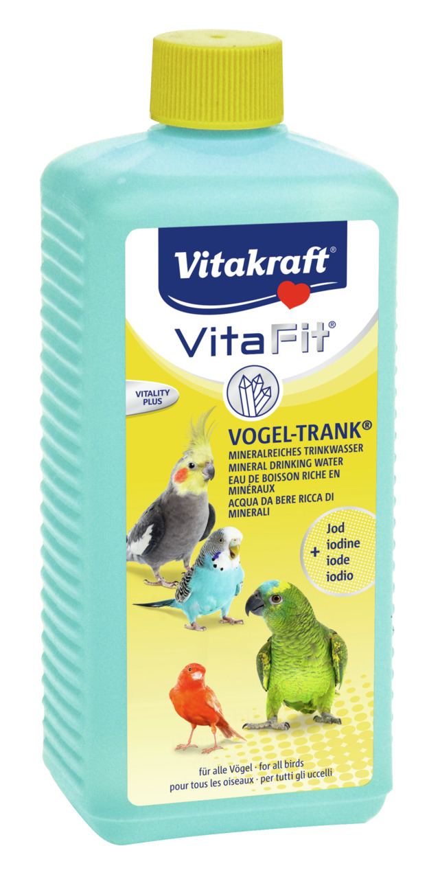 Das Bild zeigt eine hellblaue Flasche des Produkts „Vitakraft VitaFit Vogel-Trank“. Es handelt sich um mineralreiches Trinkwasser für Vögel, angereichert mit Jod zur Unterstützung der Vitalität. Auf dem Etikett sind verschiedene Vogelarten abgebildet, dar