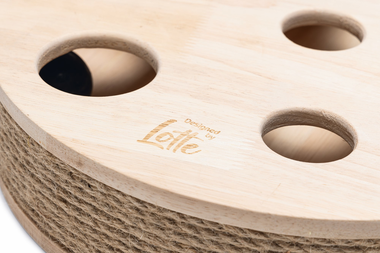 Interaktives Katzenspielzeug "Designed by Lotte", Holz+Sisal, für alle Altersgruppen, fördert Spieltrieb+Geschicklichkeit.