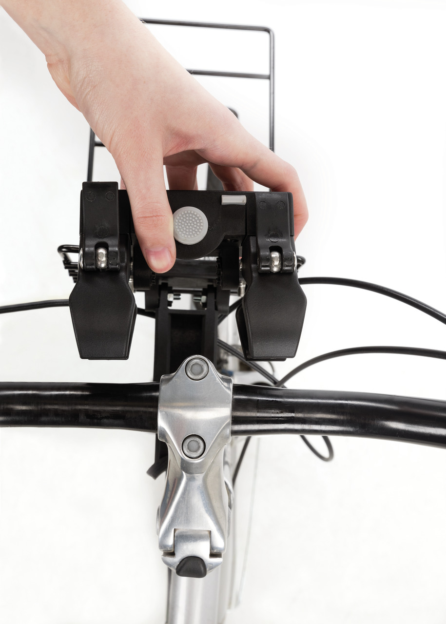 TRIXIE Fahrradkorb-Halterung, robust, schwarz, für sichere Befestigung am Lenker, gewährleistet Stabilität während der Fahrt.