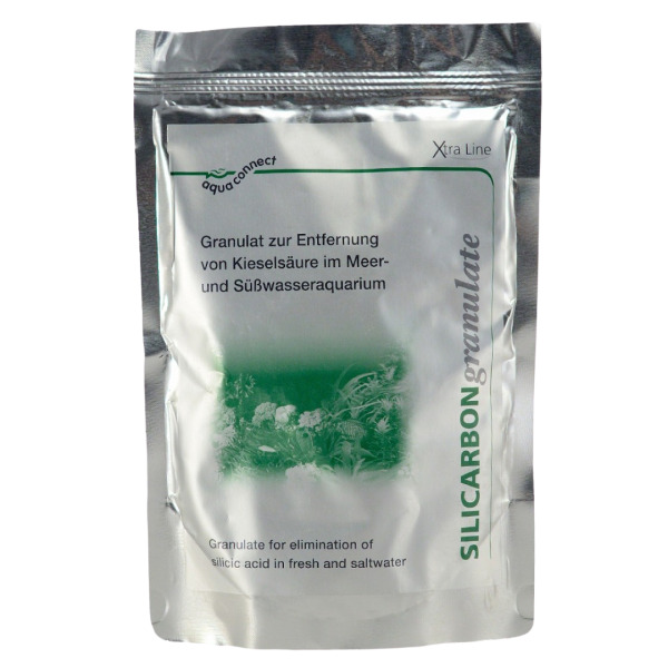 Das Bild zeigt eine silberne Verpackung des Produkts „Aqua Connect SILICARBON granulate“ aus der Xtra Line-Serie. Es handelt sich um ein Granulat zur Entfernung von Kieselsäure in Meer- und Süßwasseraquarien. Die Zielgruppe sind Aquarienbesitzer. Die Verp