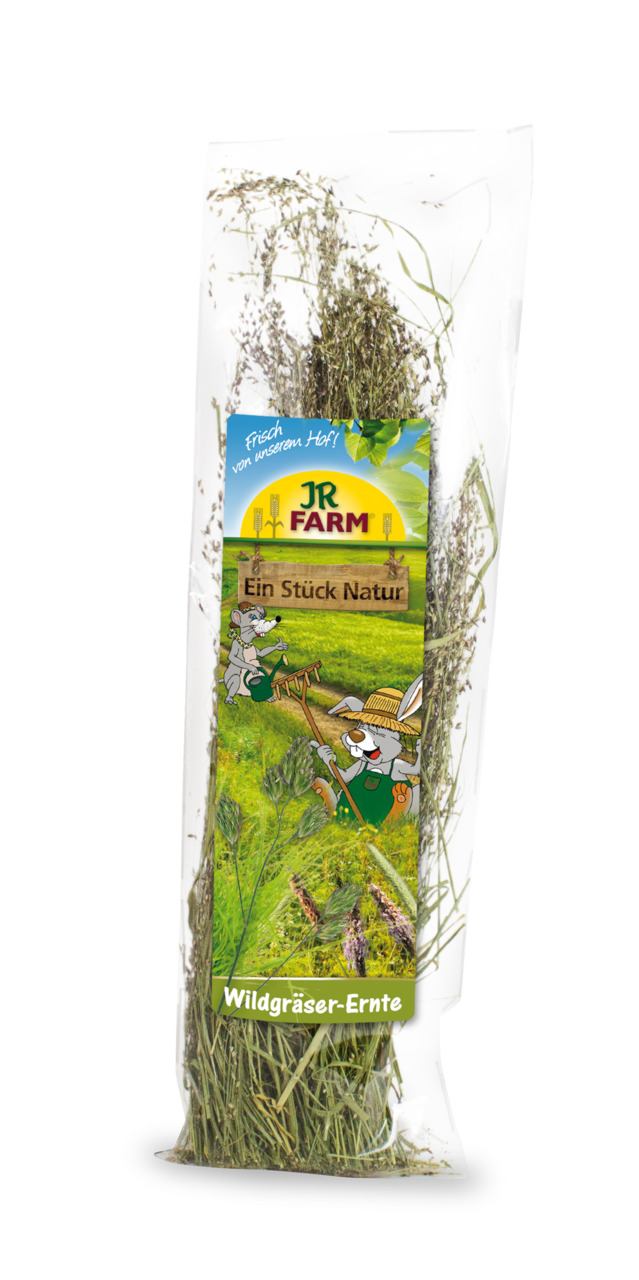 Das Bild zeigt das Produkt "JR FARM Wildgräser-Ernte" in einer transparenten Verpackung, durch die die getrockneten Wildgräser sichtbar sind. Es richtet sich an Kleintiere wie Kaninchen und Nager. Die Verpackung trägt den Slogan "Frisch von unserem Hof!" 