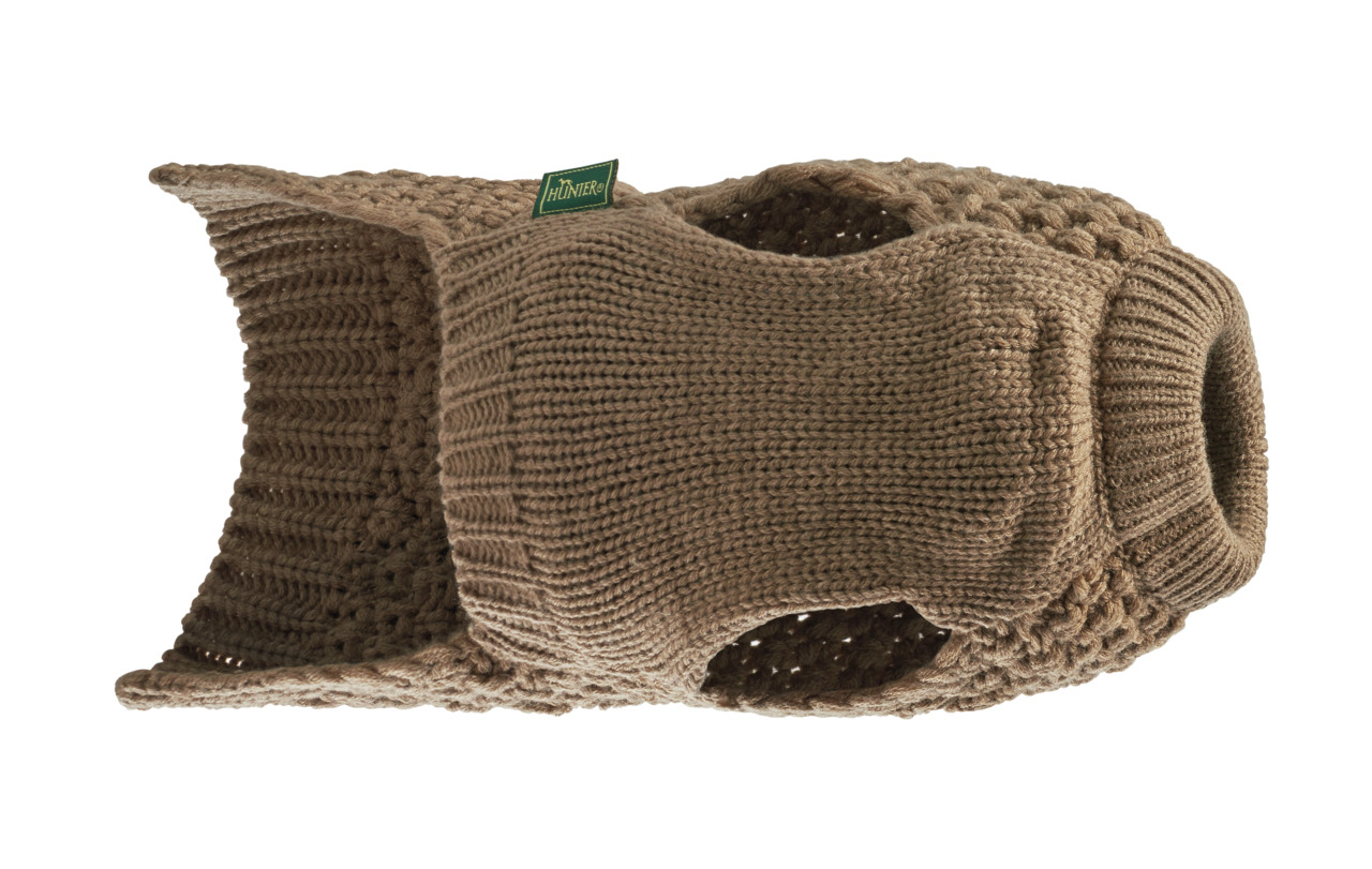 Brauner Hundepullover der Marke HUNTER, Modell Uppsala Cozy, aus weichem Strickmaterial. Geeignet für kleine bis mittelgroße Hunde, bietet er Wärme und Komfort an kalten Tagen. Der Pullover hat Öffnungen für die Vorderbeine und einen Rollkragen. Perfekt f