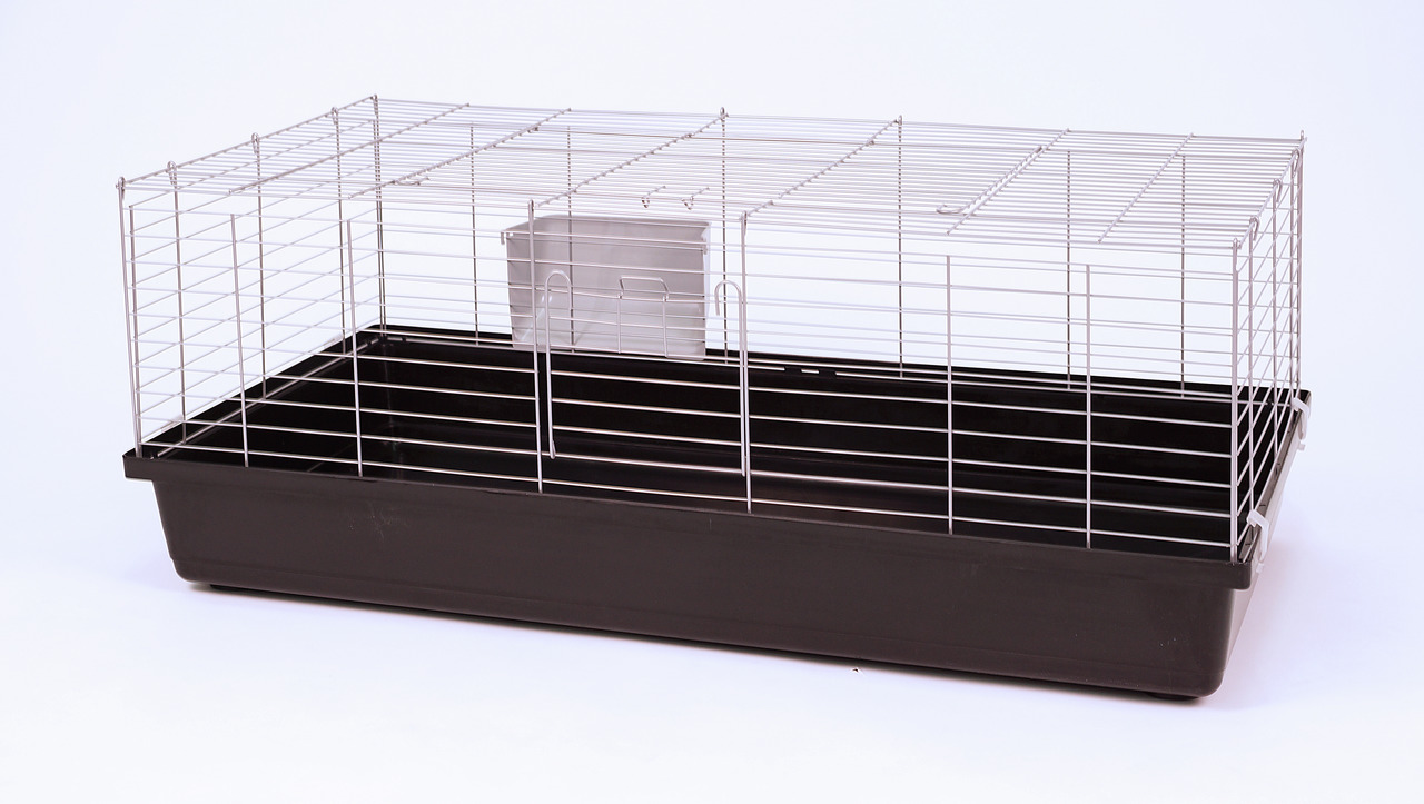 Nagerkäfig „Ollesch“, für Kaninchen/Meerschweinchen, mit Tür, Kunststoffboden & Metallgitter, artgerecht, EAN 4038964130149.