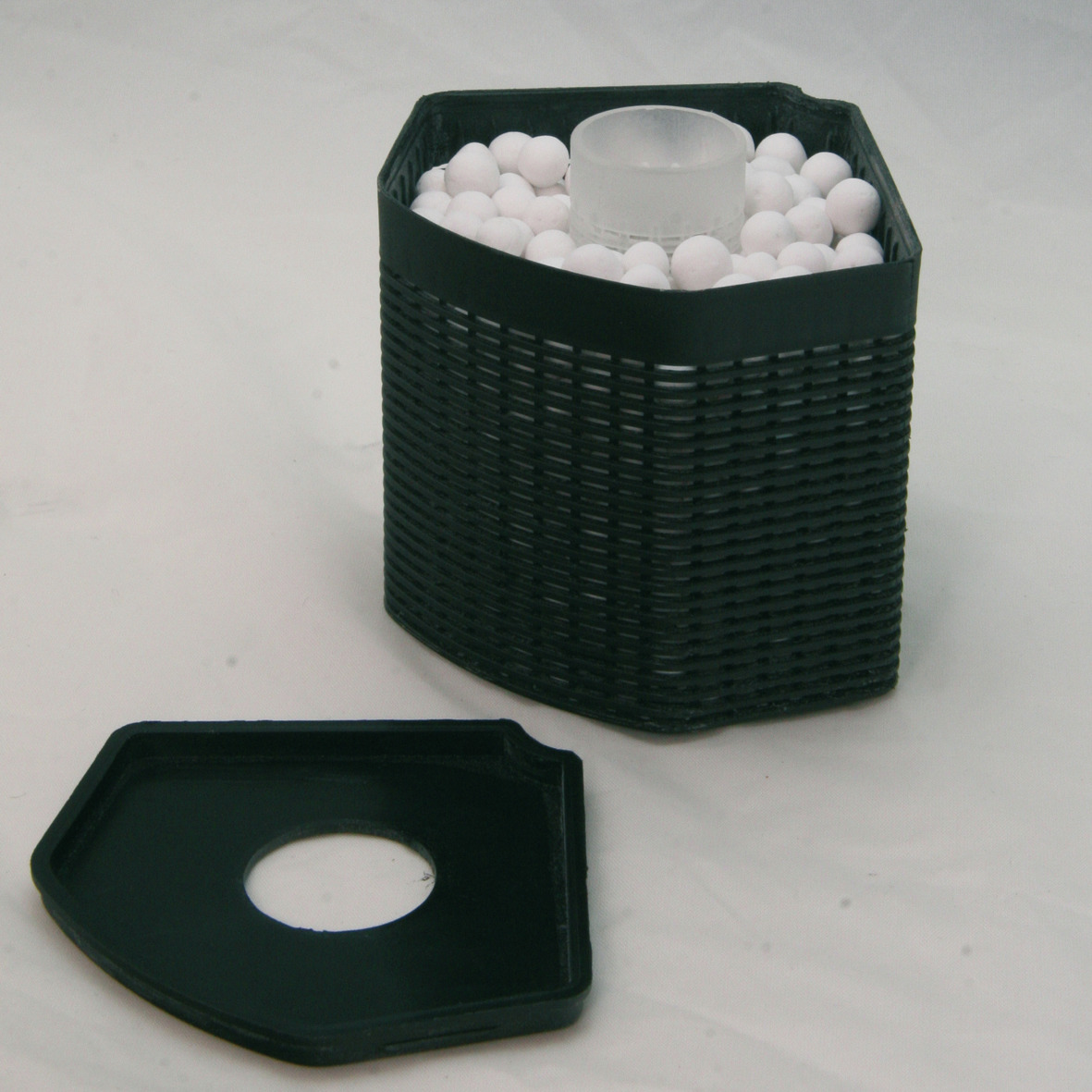 JBL Cermec Filtermaterial: Für Aquarienbesitzer, weiße Keramikröhrchen im Filterkorb, effektive biologische Filterung, optimale Wasserqualität.