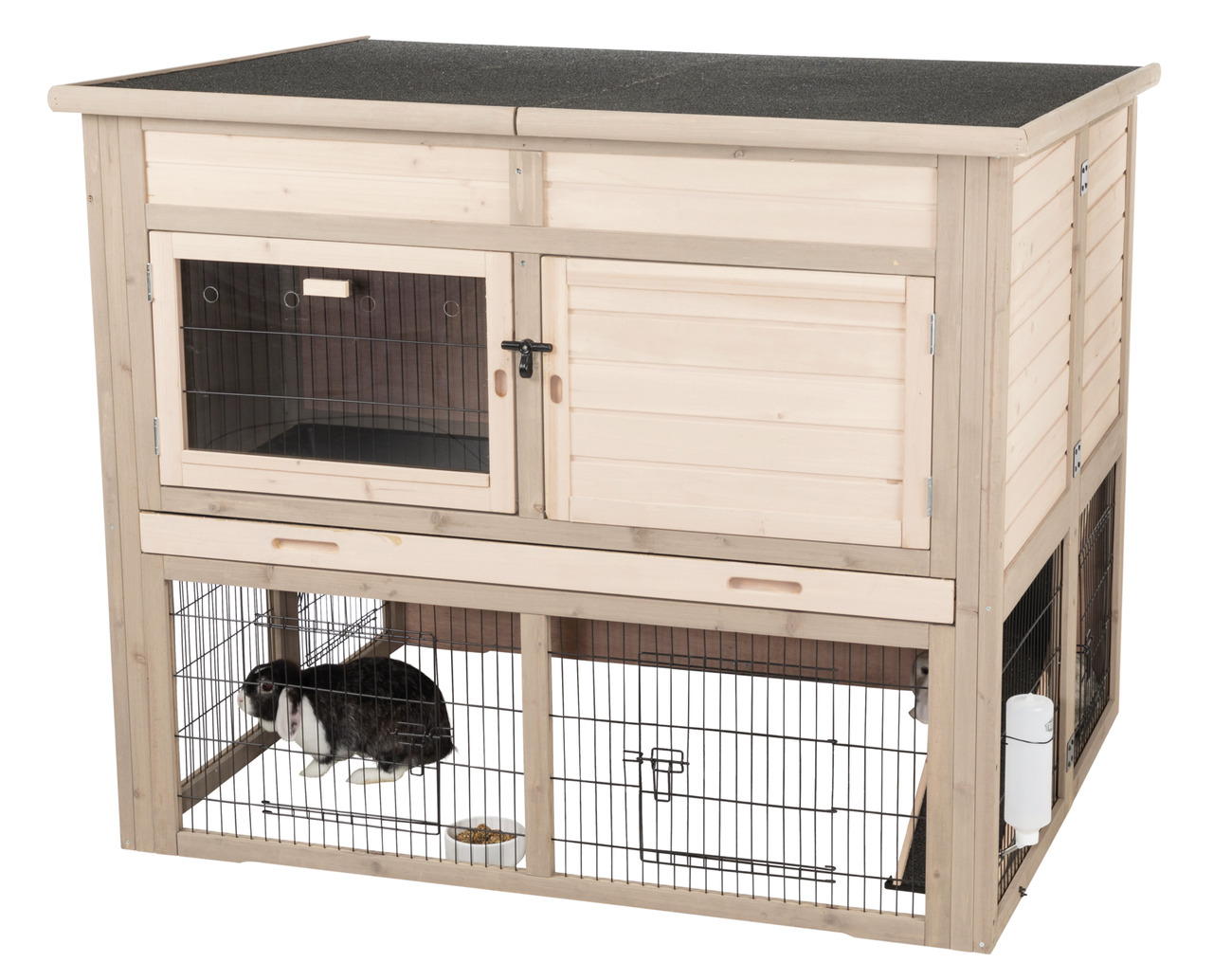 Das Bild zeigt den TRIXIE Kleintierstall Natura, ein zweistöckiges Gehege aus hellem Holz mit schwarzem Dach, geeignet für Kaninchen und andere Kleintiere. Im unteren Bereich ist ein Kaninchen zu sehen, umgeben von Gitterstäben. Der Stall bietet Schutz un