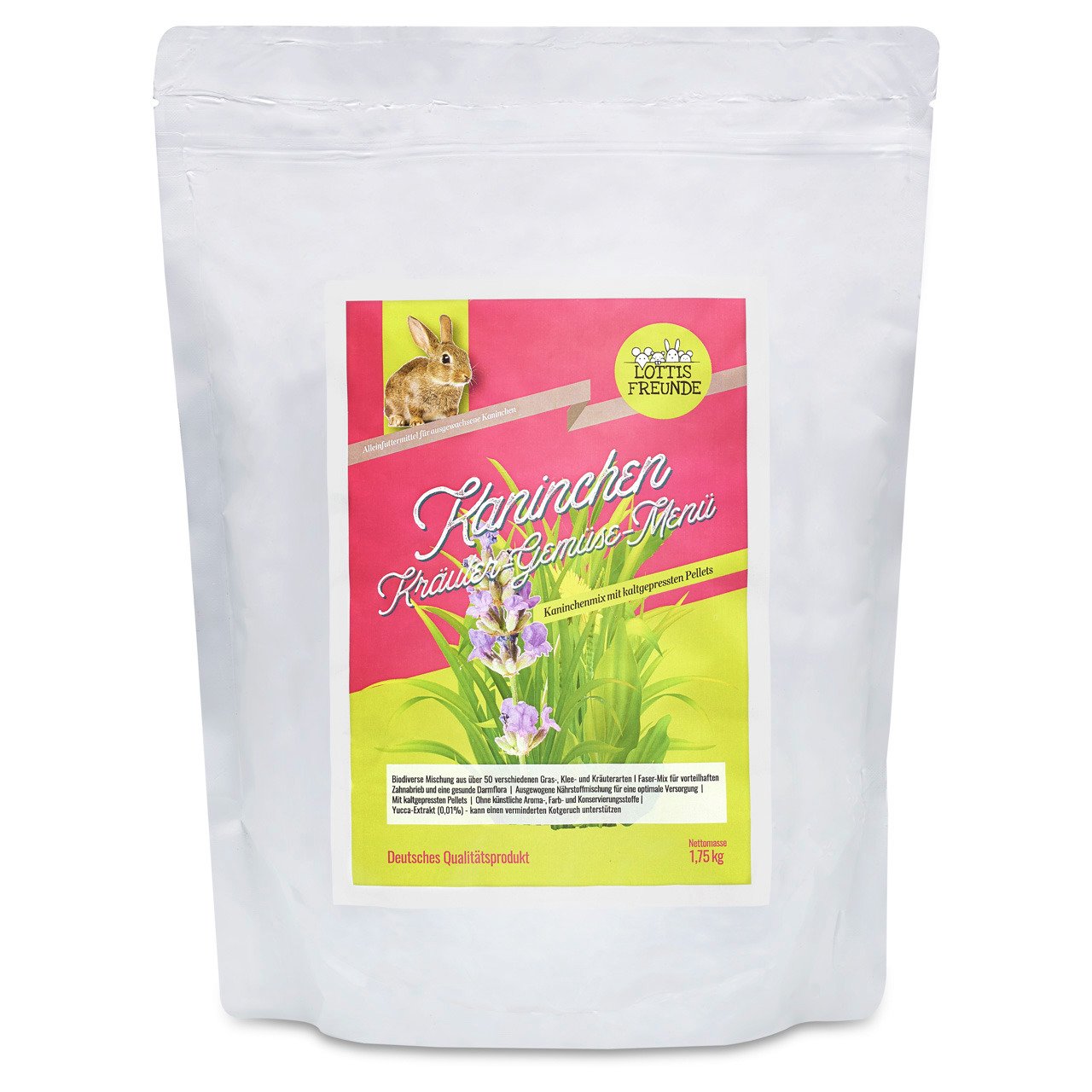 Das Bild zeigt eine weiße Verpackung des Produkts „Lottis Freunde Kaninchen Kräuter-Gemüse-Menü“. Es handelt sich um ein Alleinfuttermittel für Kaninchen. Die Verpackung enthält 1,75 kg und hebt kaltgepresste Pellets sowie eine Mischung aus über 50 Gräser