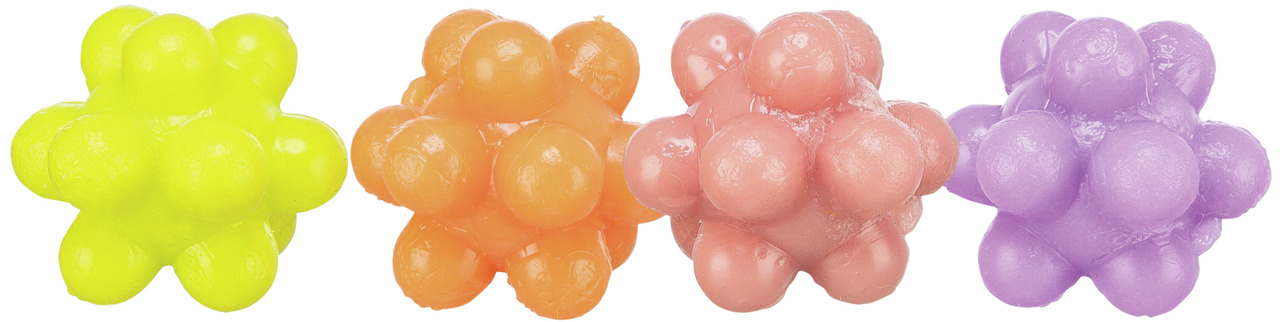 Vier bunte Hundespielzeuge der Marke TRIXIE in Form von genoppten Bällen, dargestellt in den Farben Gelb, Orange, Rosa und Lila. Die Spielzeuge sind aus robustem Material gefertigt und eignen sich für Hunde aller Größen. Sie fördern den Spieltrieb und unt
