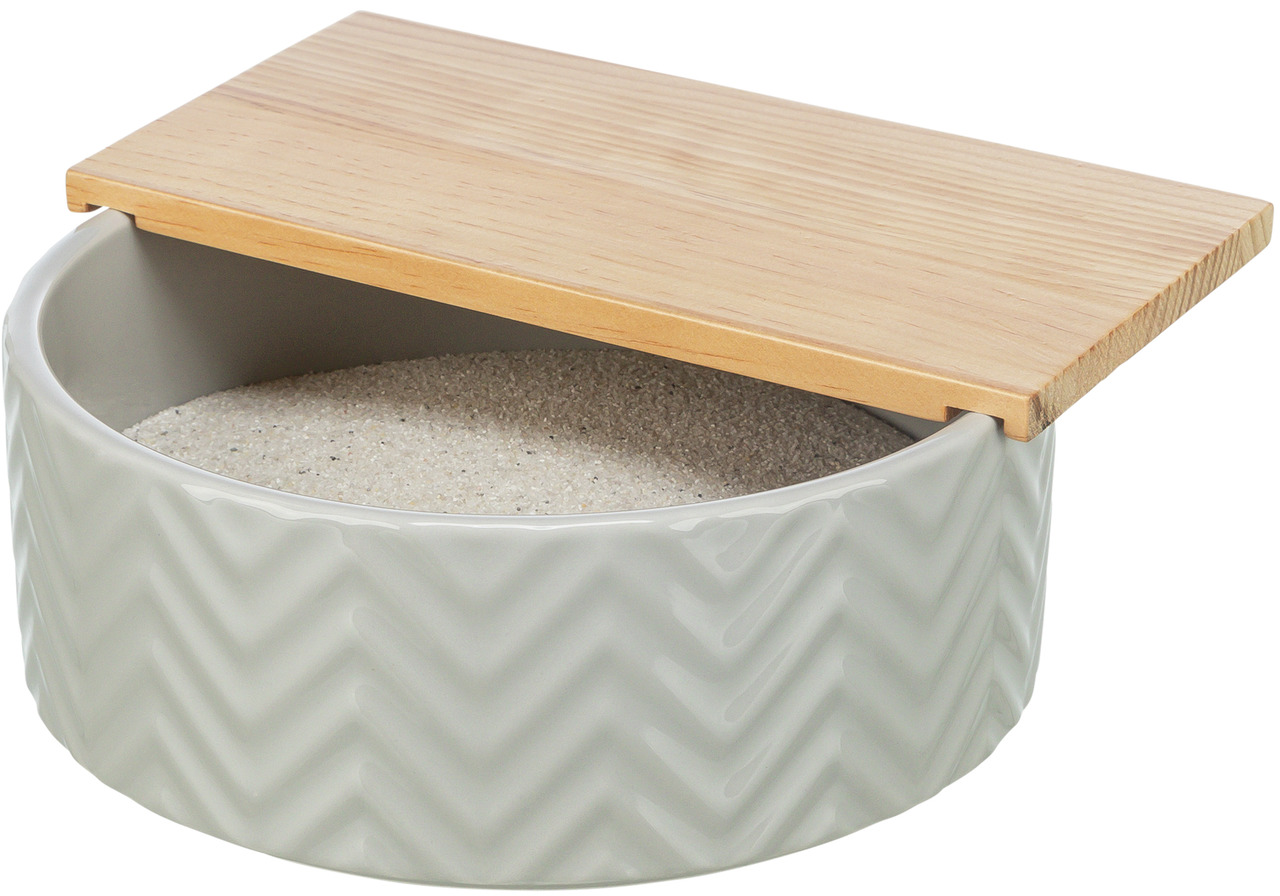 Keramik-Sandbad von TRIXIE für Kleintiere, ideal für Hamster und Gerbils. Die Schale besteht aus grauer Keramik mit Zickzack-Muster und einem abnehmbaren Holzdeckel. Enthält feinen Sand für Fellpflege. Stilvolles Design, robust und leicht zu reinigen. Per