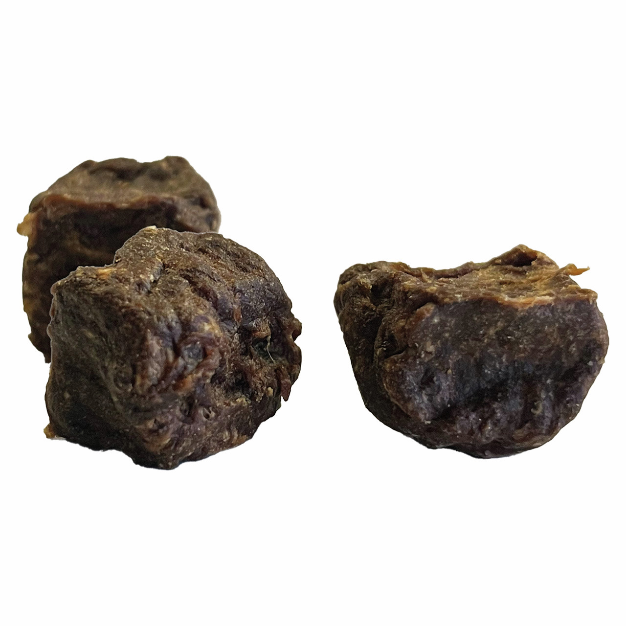 Auf dem Bild sind drei dunkelbraune, würfelförmige Hundesnacks der Marke „Lottis Häppchen“ zu sehen. Es handelt sich um getrocknete Leckerbissen für Hunde, die als Belohnung oder Snack zwischendurch geeignet sind. Die Snacks sind naturbelassen und frei vo