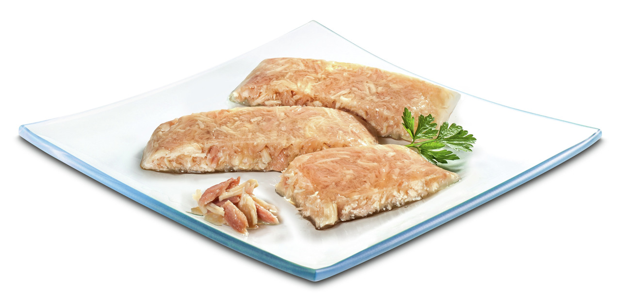 Das Bild zeigt das Produkt "PREMIERE Filet in Jelly Huhn" für Katzen, präsentiert auf einem weißen Teller. Es handelt sich um zarte Hühnerfilets in Gelee, ideal für ausgewachsene Katzen. Die Verpackungseinheit beträgt 85 g. Das Produkt bietet eine hochwer