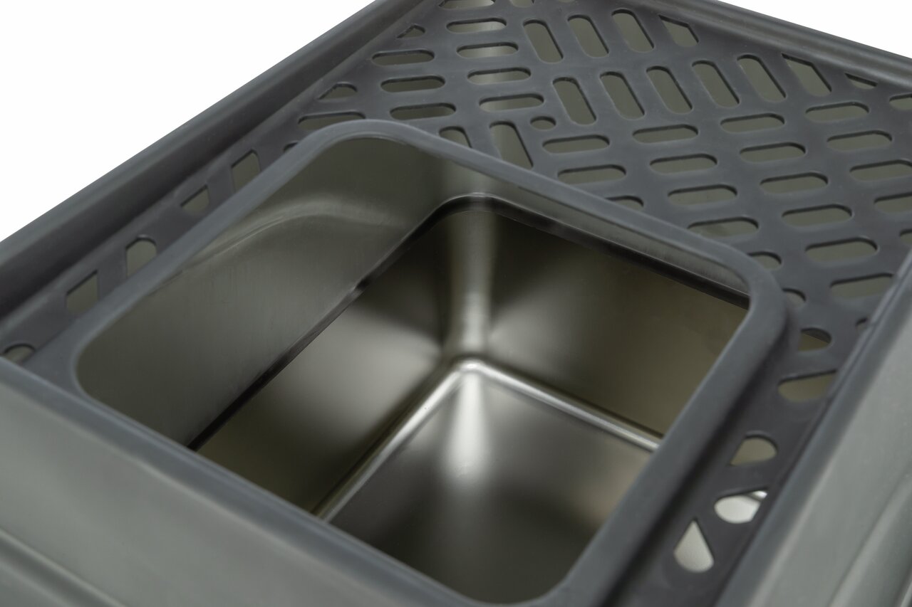 Napfhalter für Hunde und Katzen von TRIXIE mit herausnehmbaren Edelstahl-Näpfen. Ideal für Futter oder Wasser, rutschfest.