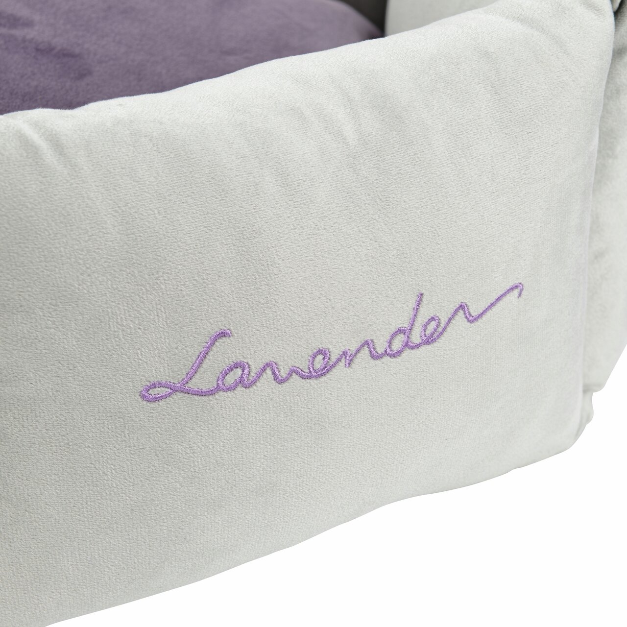 More For Hundebett Lavender, Zielgruppe: Hunde, Farbe: Grau mit lila Schriftzug, bequemes Kuschelbett für entspannte Ruhezeiten.
