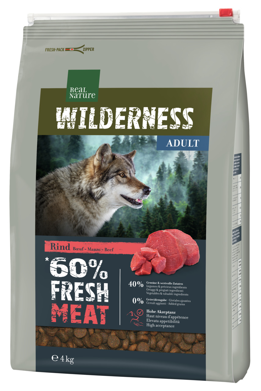 Das Bild zeigt eine 4-kg-Packung des Hundefutters „REAL NATURE WILDERNESS Adult“ mit der Geschmacksrichtung Rind. Die Verpackung hebt hervor, dass das Produkt 60 % frisches Fleisch enthält, 40 % Gemüse und wertvolle Zutaten sowie 0 % Getreide. Es wird ein