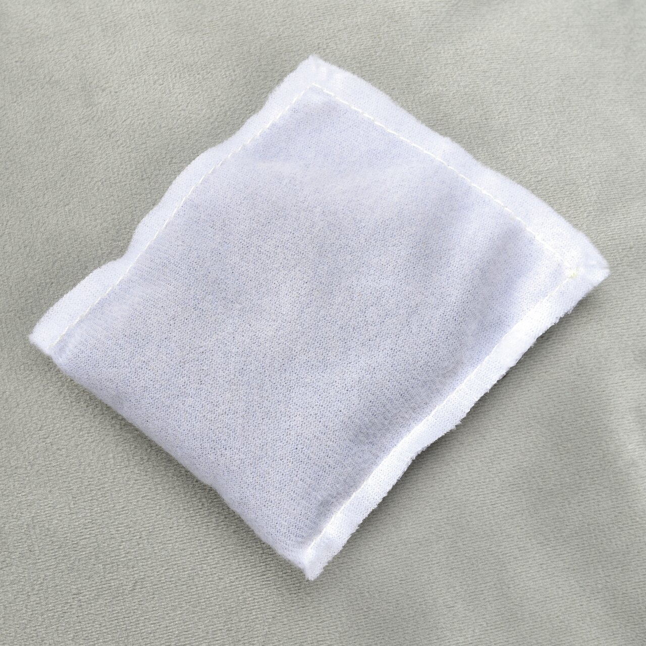 Weißes, rechteckiges Säckchen aus Stoff von More For, geeignet für Tierbedarf. Genaue Produktangaben nicht ersichtlich.