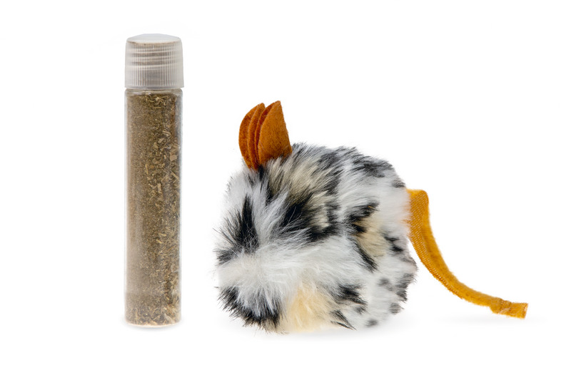 Das Bild zeigt das Produkt „Karlie Katzenspielzeug Maus mit Katzenminze“. Es handelt sich um ein Spielzeug für Katzen, bestehend aus einer plüschigen Maus mit schwarz-weißer Felloptik und orangem Schwanz sowie einem Röhrchen mit Katzenminze. Die Zielgrupp