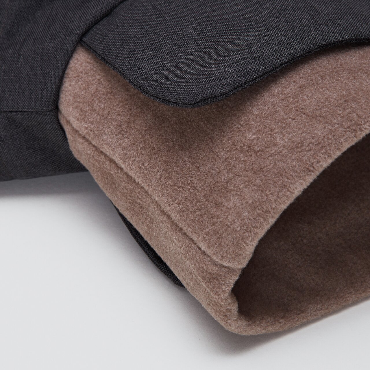 Hundemantel Cloud7, für kl.-mittelgr. Hunde, braunes Futter, schwarze Außenseite, weich, ideal für kalte Tage.