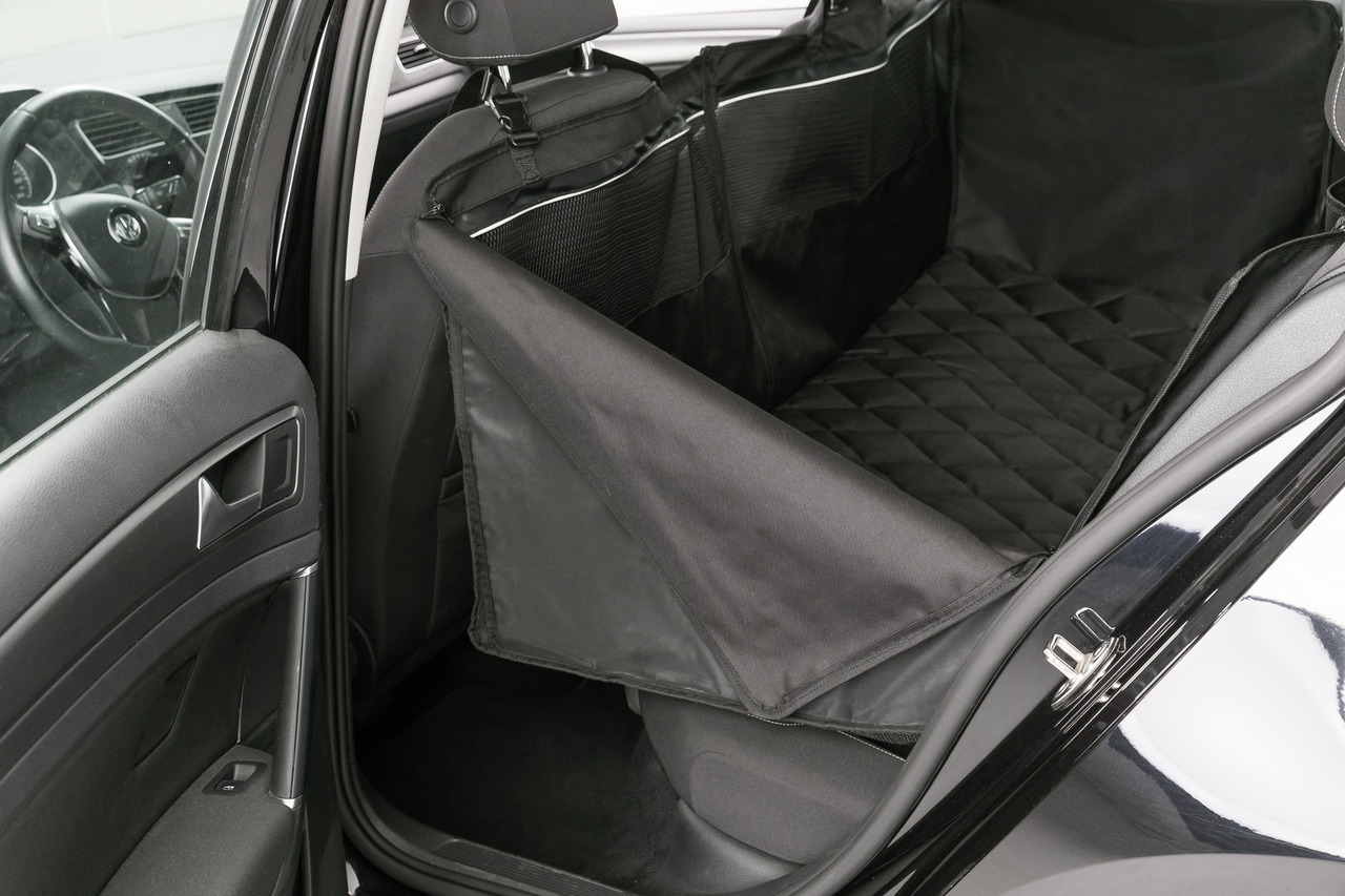 Das Bild zeigt die TRIXIE Autoschondecke für Hunde, geeignet für den Rücksitz eines Fahrzeugs. Die schwarze Decke schützt die Autositze vor Schmutz, Tierhaaren und Feuchtigkeit. Sie ist gepolstert, wasserabweisend und einfach zu befestigen. Ideal für Hund