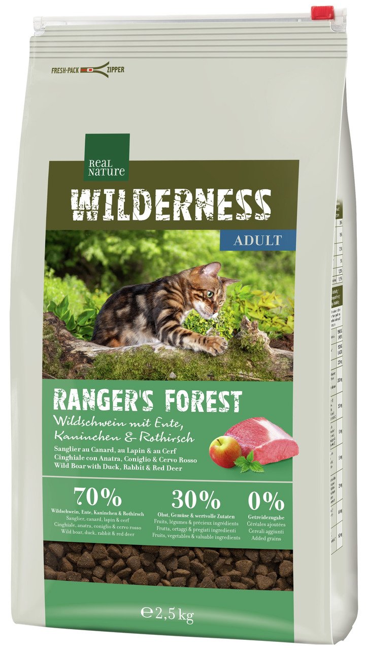 Das Bild zeigt eine 2,5-kg-Packung Katzenfutter der Marke REAL NATURE WILDERNESS mit der Sorte "Ranger's Forest". Es ist für ausgewachsene Katzen (Adult) geeignet und enthält Wildschwein, Ente, Kaninchen und Rothirsch. Die Rezeptur besteht zu 70 % aus tie