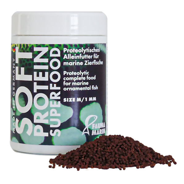 Das Bild zeigt eine weiße Dose des Produkts „Soft Protein Superfood“ der Marke Fauna Marin, speziell für marine Zierfische. Es handelt sich um ein proteolytisches Alleinfutter in Granulatform, Größe M/1 mm. Neben der Dose ist eine kleine Menge des braunen