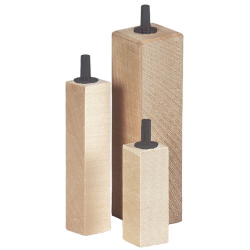 Auf dem Bild sind drei rechteckige Luftausströmer aus Holz der Marke HOBBY zu sehen, die für Aquarien geeignet sind. Sie variieren in der Größe und verfügen über schwarze Anschlüsse. Diese Luftausströmer sind ideal für die Sauerstoffversorgung in Aquarien