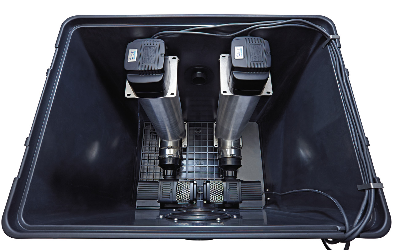 Das Bild zeigt das Oase ProfiClear Premium Trommelfilter-Modul, ein hochwertiges Filtersystem für Teiche und Aquarien. Es ist speziell für die Zielgruppe von Teichbesitzern und Aquaristik-Enthusiasten entwickelt. Das Filtersystem besteht aus robustem Edel