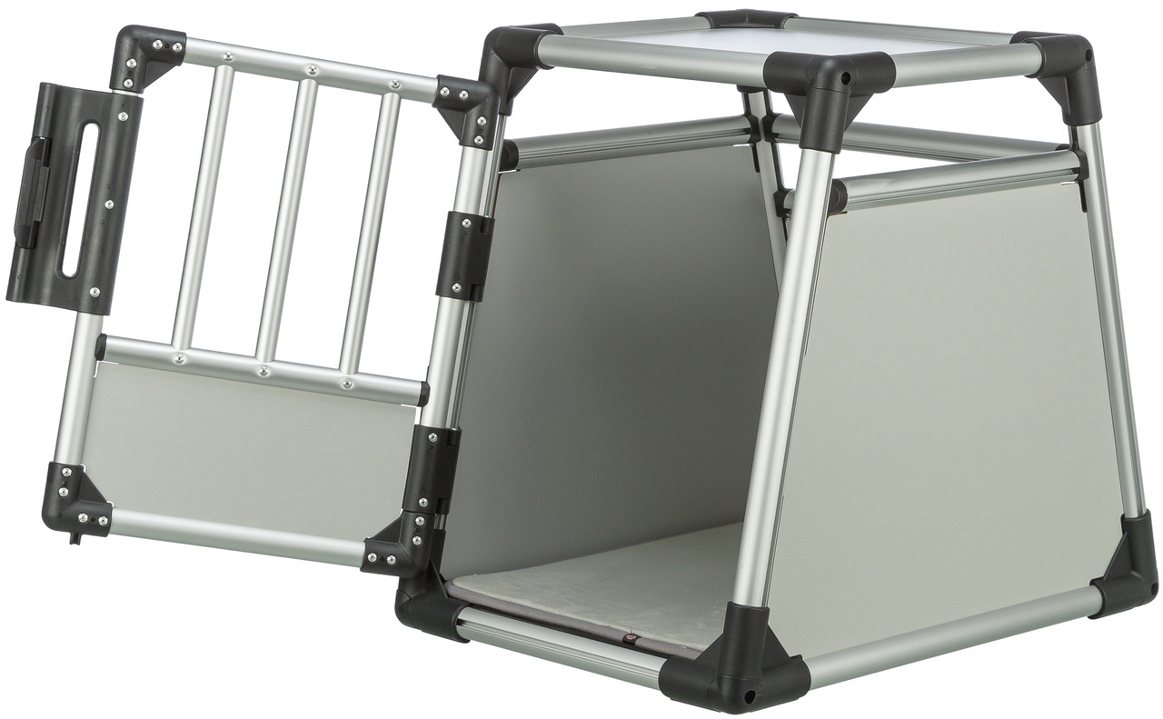 Das Bild zeigt die TRIXIE Transportbox für Hunde, Modellnummer 4011905393407. Die stabile Box aus Aluminium und Kunststoff ist speziell für den sicheren Transport von Hunden im Auto konzipiert. Sie verfügt über eine Tür mit Gitterstäben, eine abgeschrägte