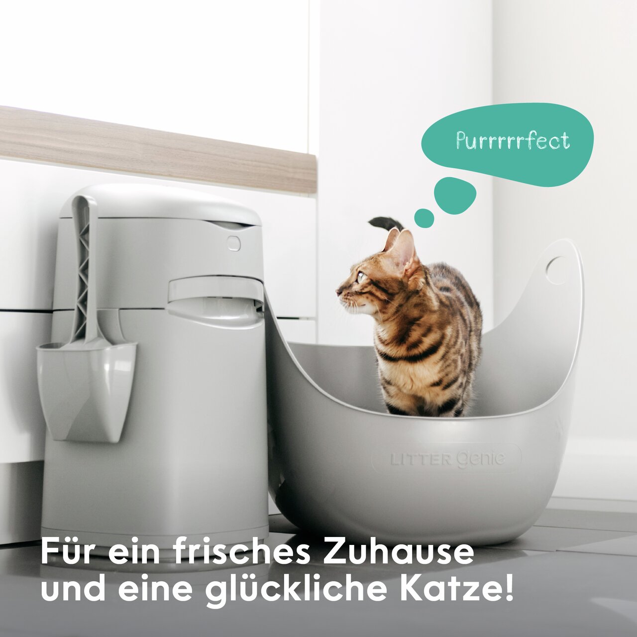 Katze in einer Katzentoilette neben einem LitterLocker-Abfalleimer. Text: „Für ein frisches Zuhause und eine glückliche Katze!“
