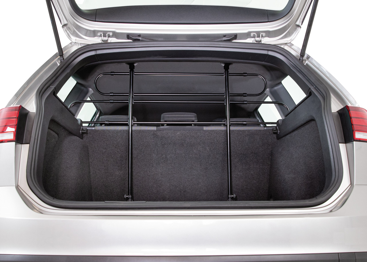 Das Bild zeigt eine TRIXIE Auto-Schutzgitter, speziell entwickelt für Hundehalter, um die Sicherheit von Haustieren während der Autofahrt zu gewährleisten. Das Schutzgitter ist aus robustem, schwarzem Metall gefertigt und passt in den Kofferraum eines Fah