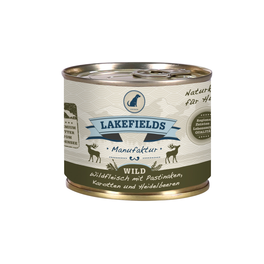Das Bild zeigt eine Dose des Hundefutters „Lakefields Manufaktur Wild“. Es handelt sich um ein Premium-Nassfutter für Hunde, hergestellt aus Wildfleisch, Pastinaken, Karotten und Heidelbeeren. Die Verpackung betont natürliche Zutaten und regionale Qualitä