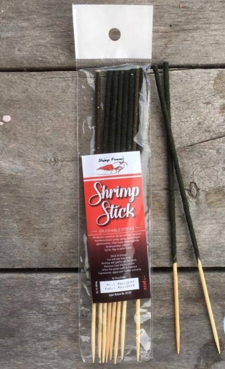 Das Bild zeigt eine Verpackung der Marke CeramicNature mit dem Produktnamen "Shrimp Stick". Es handelt sich um Futtersticks für Garnelen, die speziell für Aquarienbewohner entwickelt wurden. Die Verpackung enthält 10 Sticks, die aus natürlichen Inhaltssto