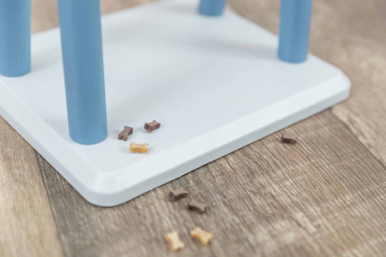 TRIXIE Dog Activity Strategiespiel, interaktives Spielzeug für Hunde, weiße Kunststoffbasis, blaue Stäbe, bunte Leckerli, geistige Förderung.