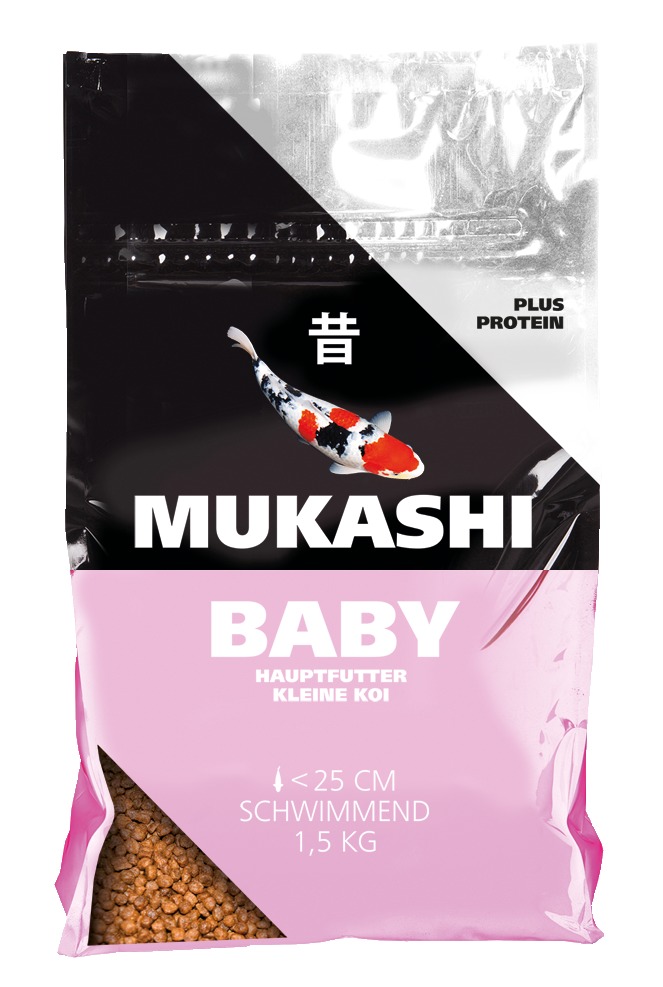 Das Bild zeigt eine Verpackung des Produkts „MUKASHI Baby Hauptfutter für kleine Koi“. Es handelt sich um ein schwimmendes Fischfutter für Koi mit einer Größe von unter 25 cm. Die Verpackung enthält 1,5 kg Futter und hebt den hohen Proteingehalt hervor. D