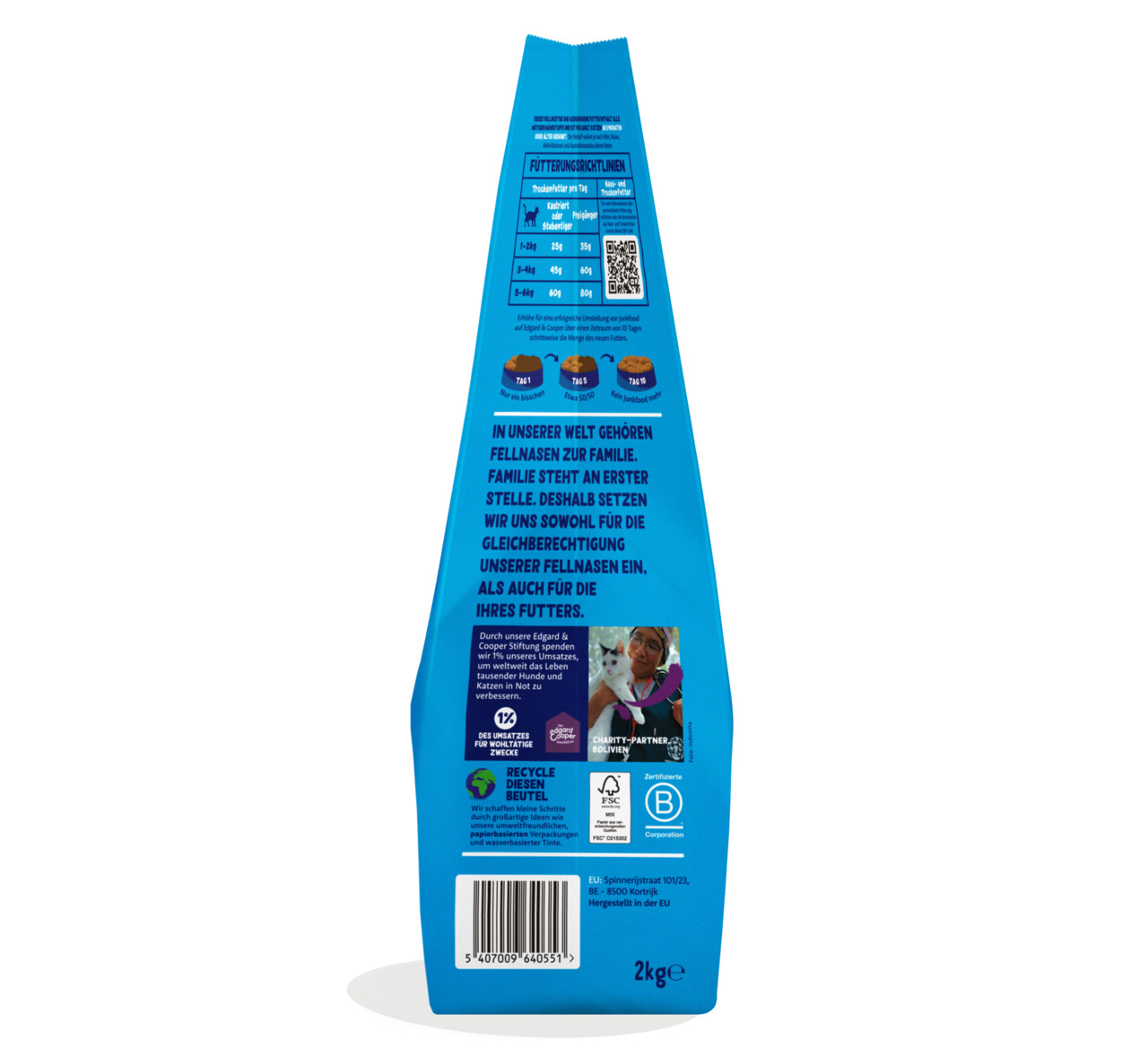 Das Bild zeigt die Rückseite einer blauen Verpackung des Hundefutters „Edgard & Cooper“. Es handelt sich um ein Produkt für Hunde mit einem Gewicht von 2 kg. Die Verpackung enthält Fütterungsempfehlungen, Nachhaltigkeitsinformationen und Hinweise zur Unte