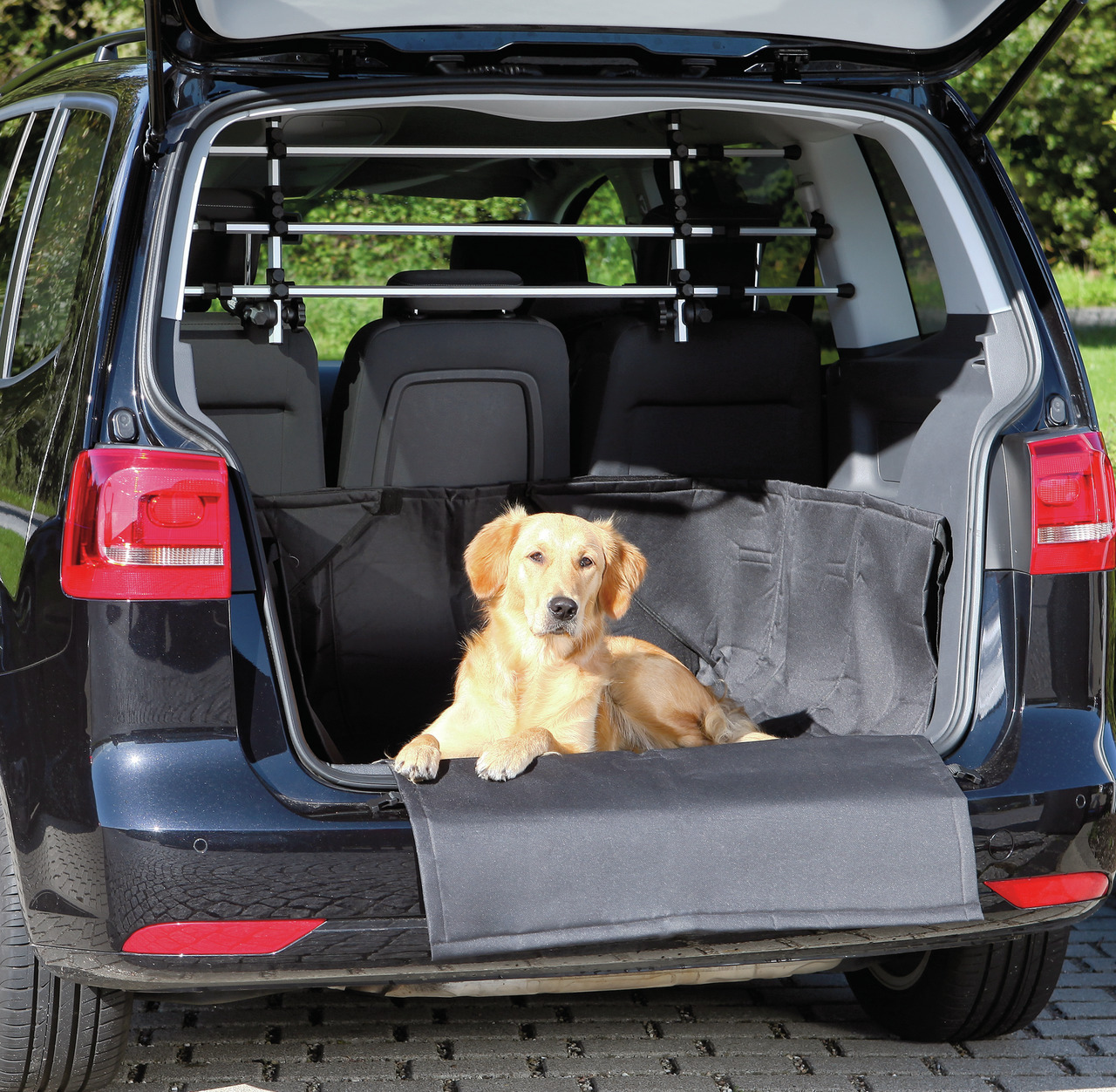 TRIXIE Kofferraumschutzdecke f. Hunde, schützt vor Schmutz-Tierhaaren, bietet Komfort+Schutz, ideal unterwegs.