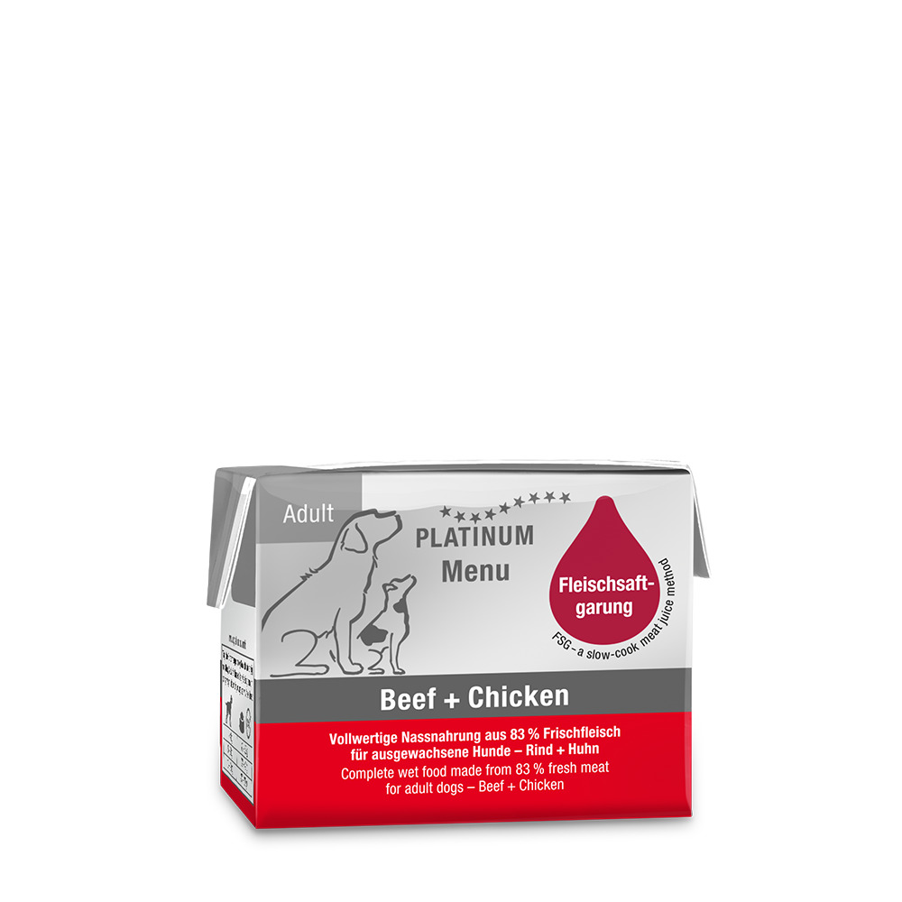 Das Bild zeigt eine Verpackung des Hundefutters „PLATINUM Menu Beef + Chicken“. Es handelt sich um ein Nassfutter für ausgewachsene Hunde, das aus 83 % Frischfleisch von Rind und Huhn besteht. Die Verpackung hebt die „Fleischsaftgarung“ als besonderes Her