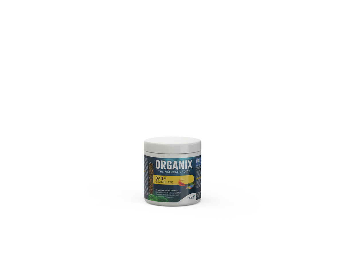 Das Bild zeigt eine Dose des Fischfutters „Organix Daily Granulate“ der Marke Oase. Es handelt sich um ein hochwertiges Granulatfutter für Zierfische, das natürliche Inhaltsstoffe enthält. Die Verpackung ist weiß mit blauen und gelben Akzenten, und die Me