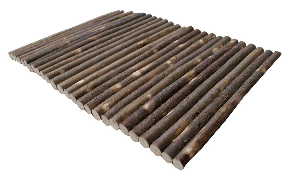 Das Bild zeigt eine flexible Holzbrücke der Marke Ollesch, geeignet für Kleintiere wie Hamster, Meerschweinchen oder Kaninchen. Die Brücke besteht aus natürlichen Holzstäben, die durch Draht verbunden sind, und kann als Versteck, Kletterhilfe oder Tunnel 