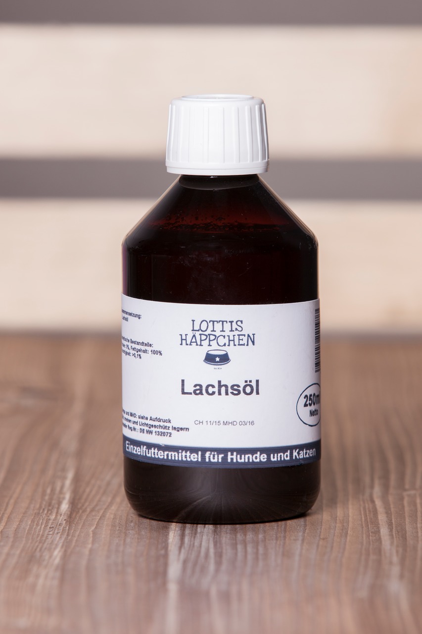 Das Bild zeigt eine braune Flasche mit weißem Schraubverschluss, die das Produkt "Lottis Häppchen Lachsöl" enthält. Es handelt sich um ein Einzelfuttermittel für Hunde und Katzen. Die Flasche hat ein Fassungsvermögen von 250 ml. Das Lachsöl ist reich an O