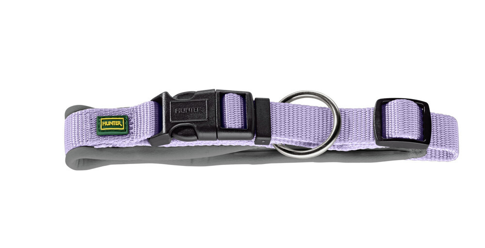 Ein hellviolettes Hundehalsband der Marke HUNTER, Modell Tripoli, aus robustem Nylonmaterial. Es ist mit einem schwarzen Klickverschluss, einem verstellbaren Gurt und einem stabilen Metallring für die Befestigung der Leine ausgestattet. Geeignet für Hunde