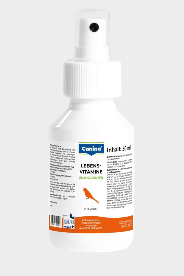 Das Bild zeigt eine weiße Sprühflasche mit einem Etikett der Marke Canina. Das Produkt heißt "Lebensvitamine zum Sprühen" und ist speziell für Vögel wie Papageien, Wellensittiche, Kanarien und andere Ziervögel geeignet. Die Flasche enthält 50 ml und dient